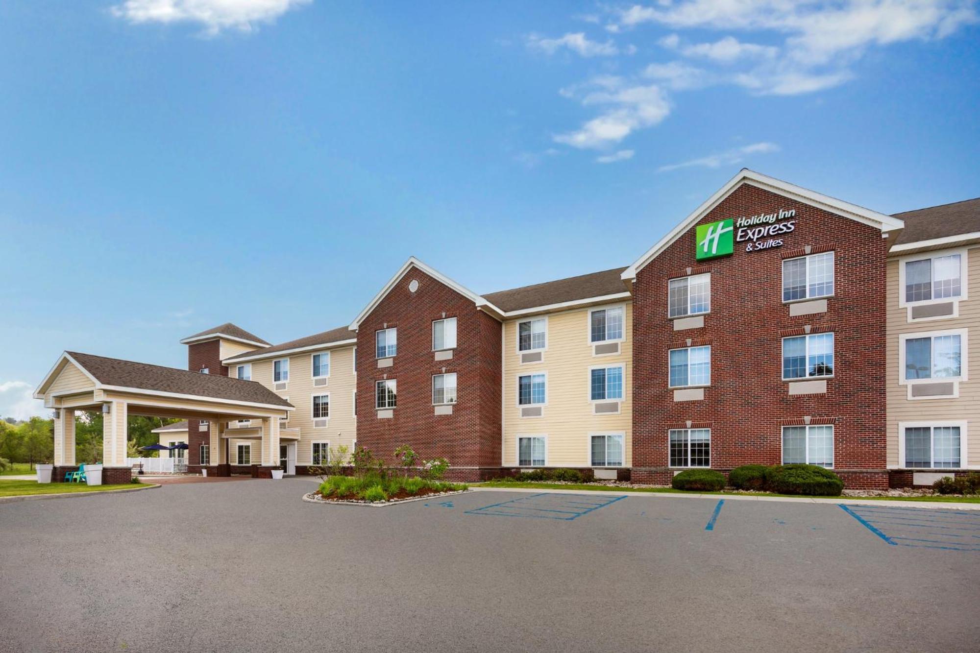 Holiday Inn Express Hotel & Suites Acme-Traverse City By Ihg Exterior photo
